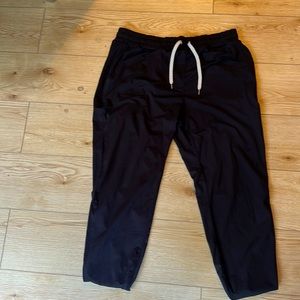 Vuori women’s size large black 7/8inch pants